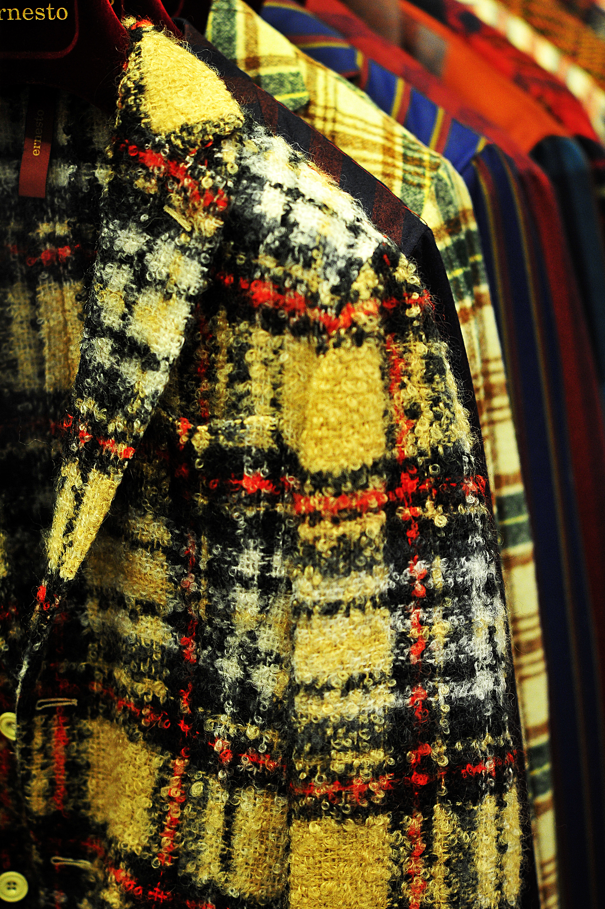 Bold prints with unfinished fabrics at Ernesto <br />
Photo by Silio Danti 