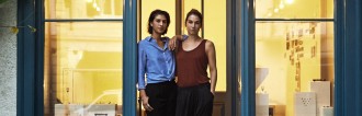 Jessica and Josie Fernando, the sisters behind Kinsfolk in front of their office & showroom in Zurich (c) Mirjam Klukar