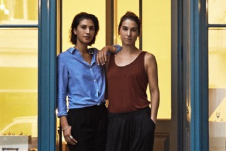 Jessica and Josie Fernando, the sisters behind Kinsfolk in front of their office & showroom in Zurich (c) Mirjam Klukar